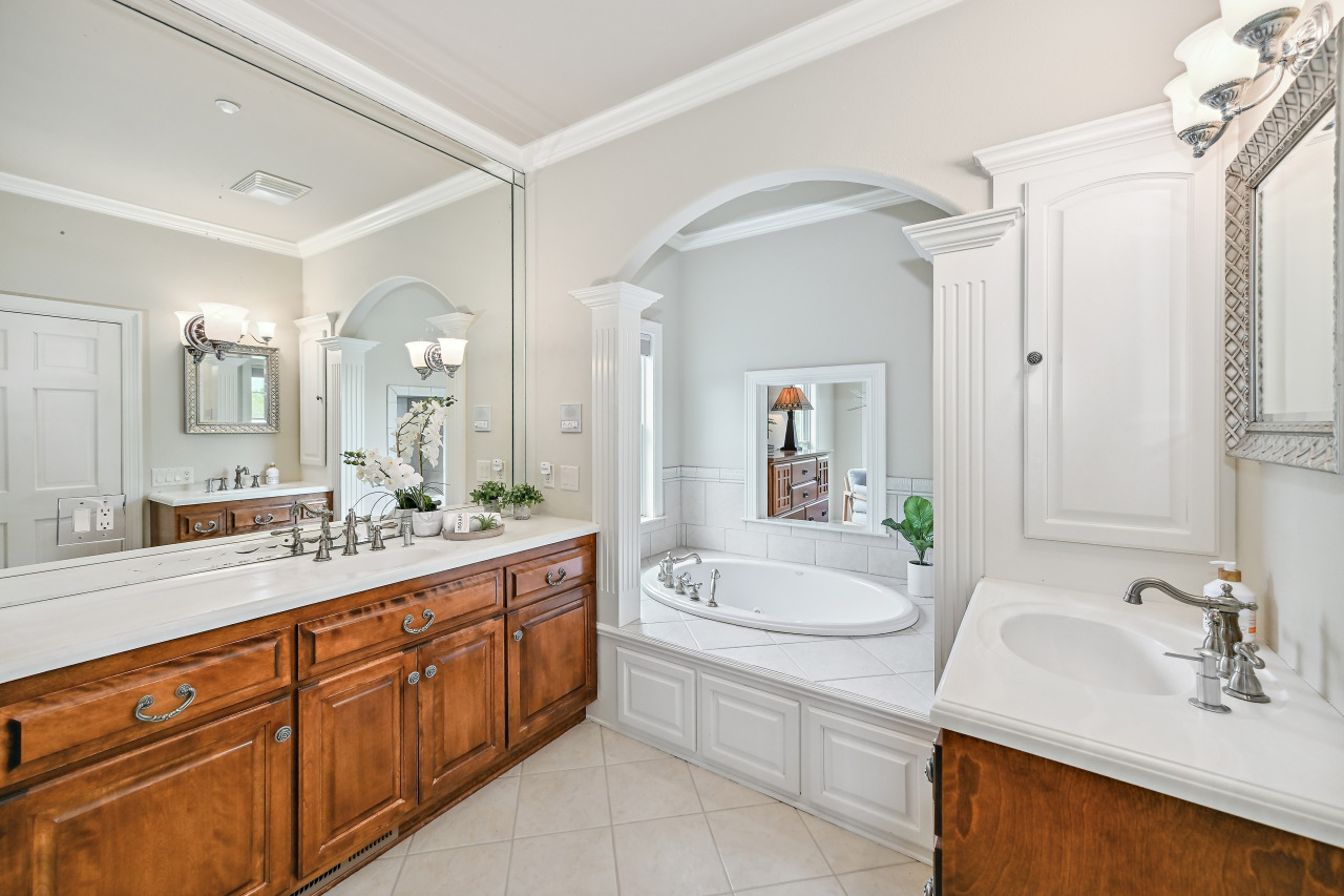 2425 South Superior Street Milwaukee, WI 53207 - Photo 24 of 47 Primary Bathroom