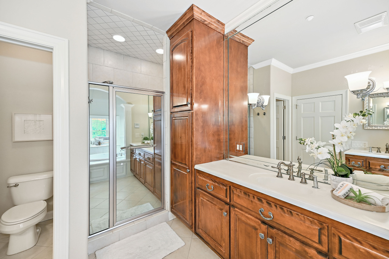 2425 South Superior Street Milwaukee, WI 53207 - Photo 25 of 47 Primary Bathroom