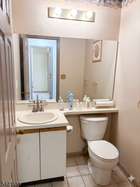 28 Rutgers Drive Newark, NJ 07103 - Photo 10 of 22 a bathroom with a toilet sink and mirror