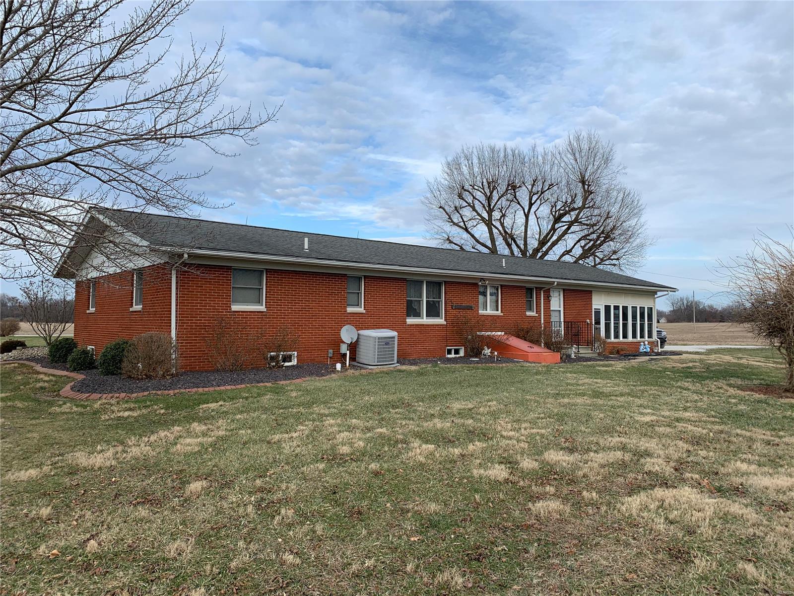 810 Zilles Road Highland, IL 62249 - Photo 3 of 18 Gallery Image 3