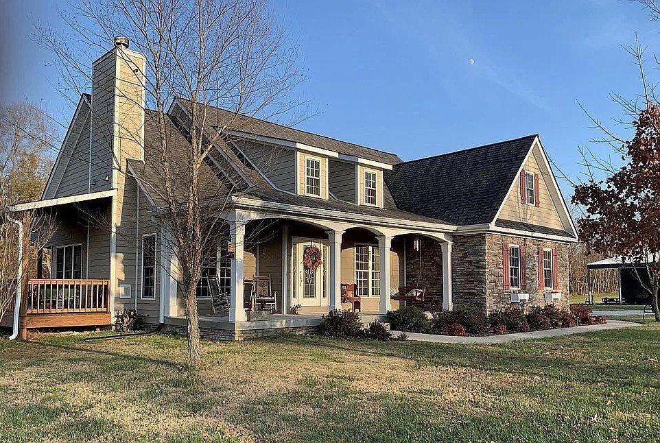 3685 South Hyde Road Springfield, TN 37172 - Photo 2 of 26 a front view of a house with a yard