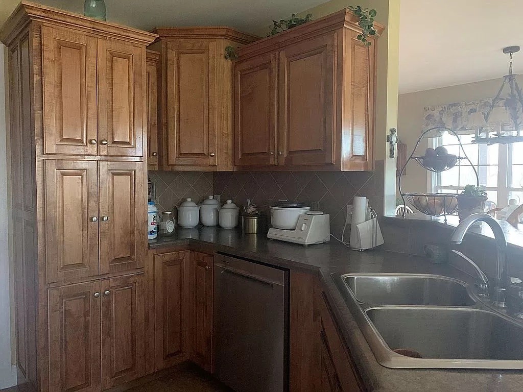3685 South Hyde Road Springfield, TN 37172 - Photo 11 of 26 a kitchen with a sink and cabinets
