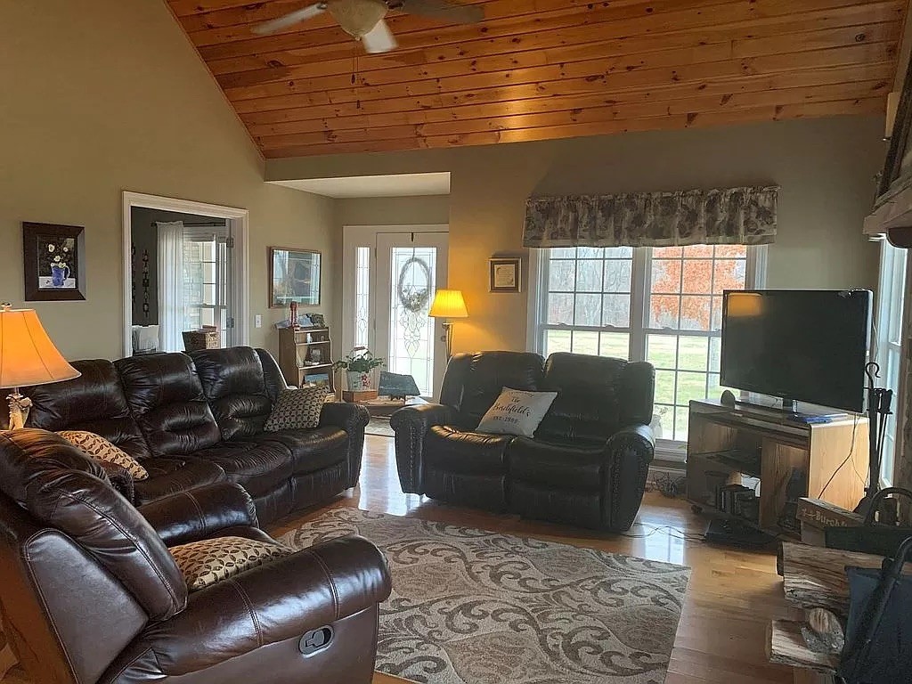 3685 South Hyde Road Springfield, TN 37172 - Photo 16 of 26 a living room with furniture and a flat screen tv