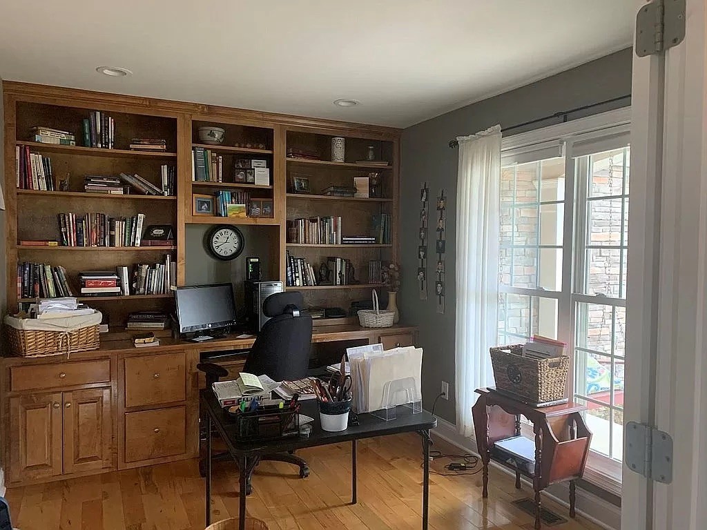 3685 South Hyde Road Springfield, TN 37172 - Photo 17 of 26 a workspace with a bookshelf
