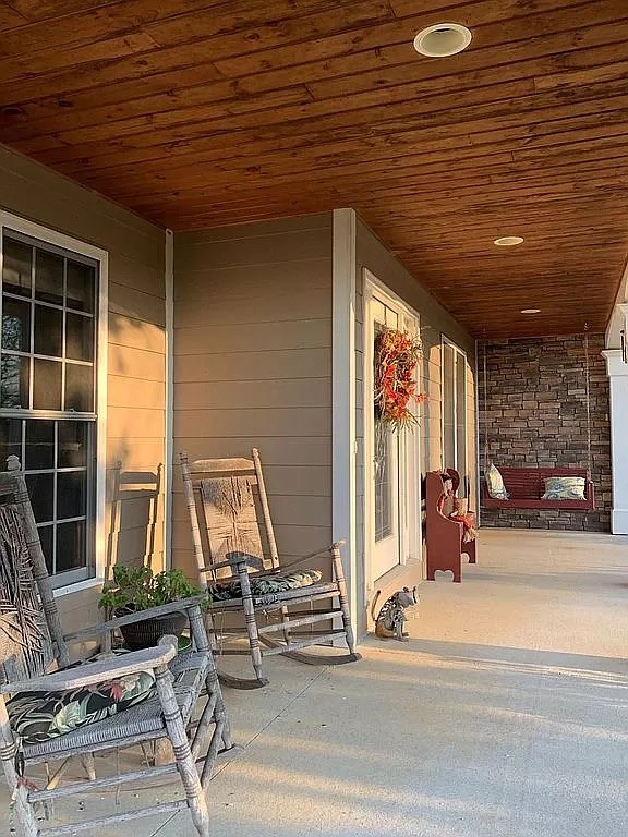 3685 South Hyde Road Springfield, TN 37172 - Photo 3 of 26 a view of a patio with table and chairs