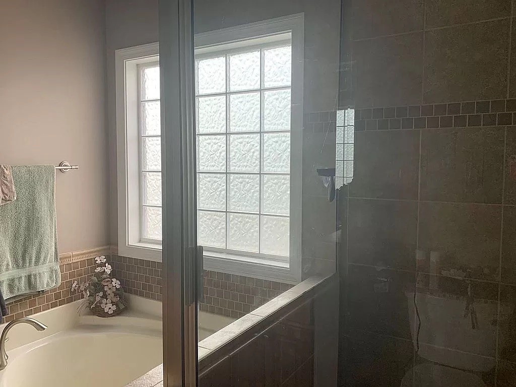 3685 South Hyde Road Springfield, TN 37172 - Photo 26 of 26 a bathroom with a tub and a sink