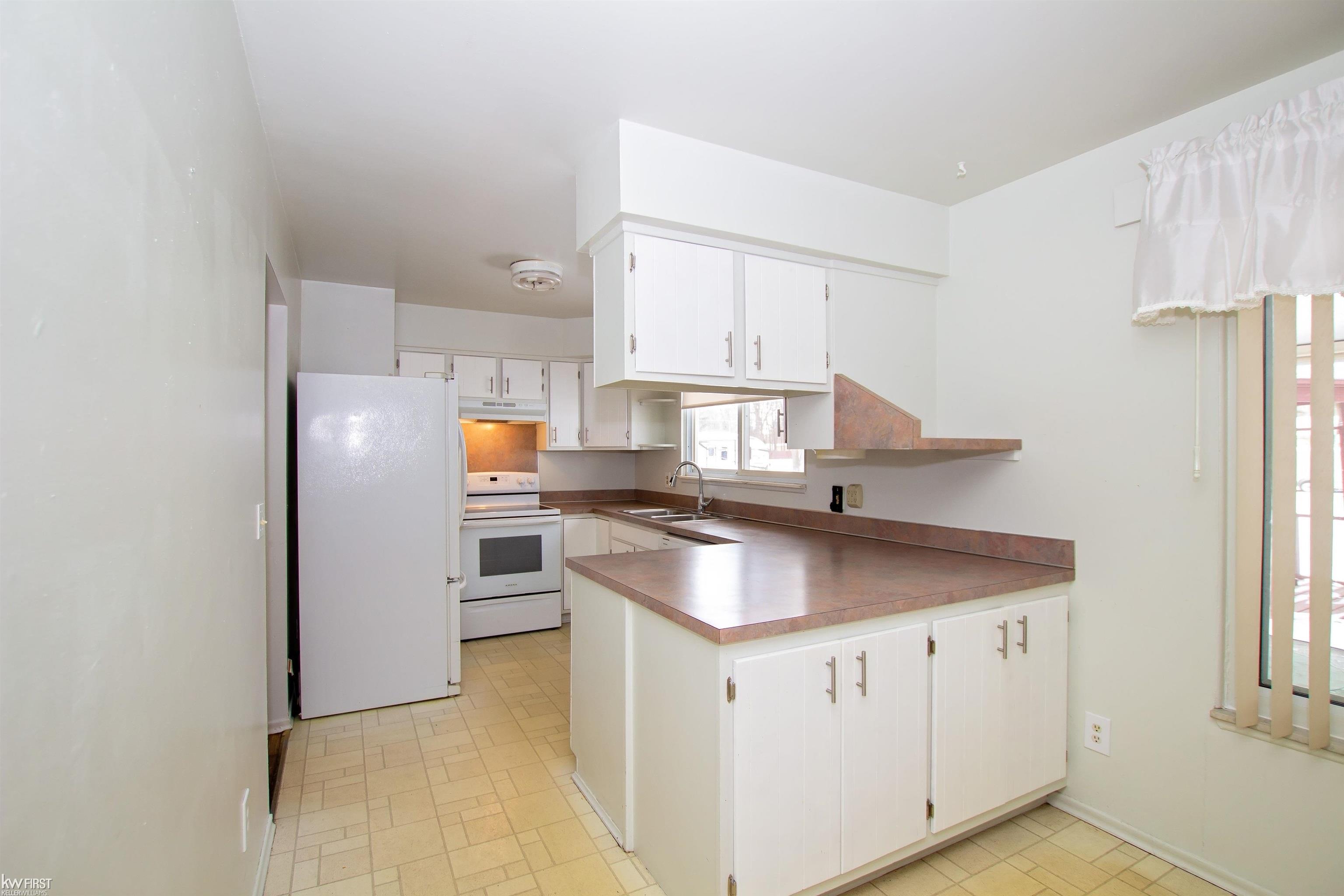3527 North Genesee Road Flint, MI 48506 - Photo 8 of 27 50165356-2ba69f30-e8ba-4b75-b614-acb186defec6.JPG