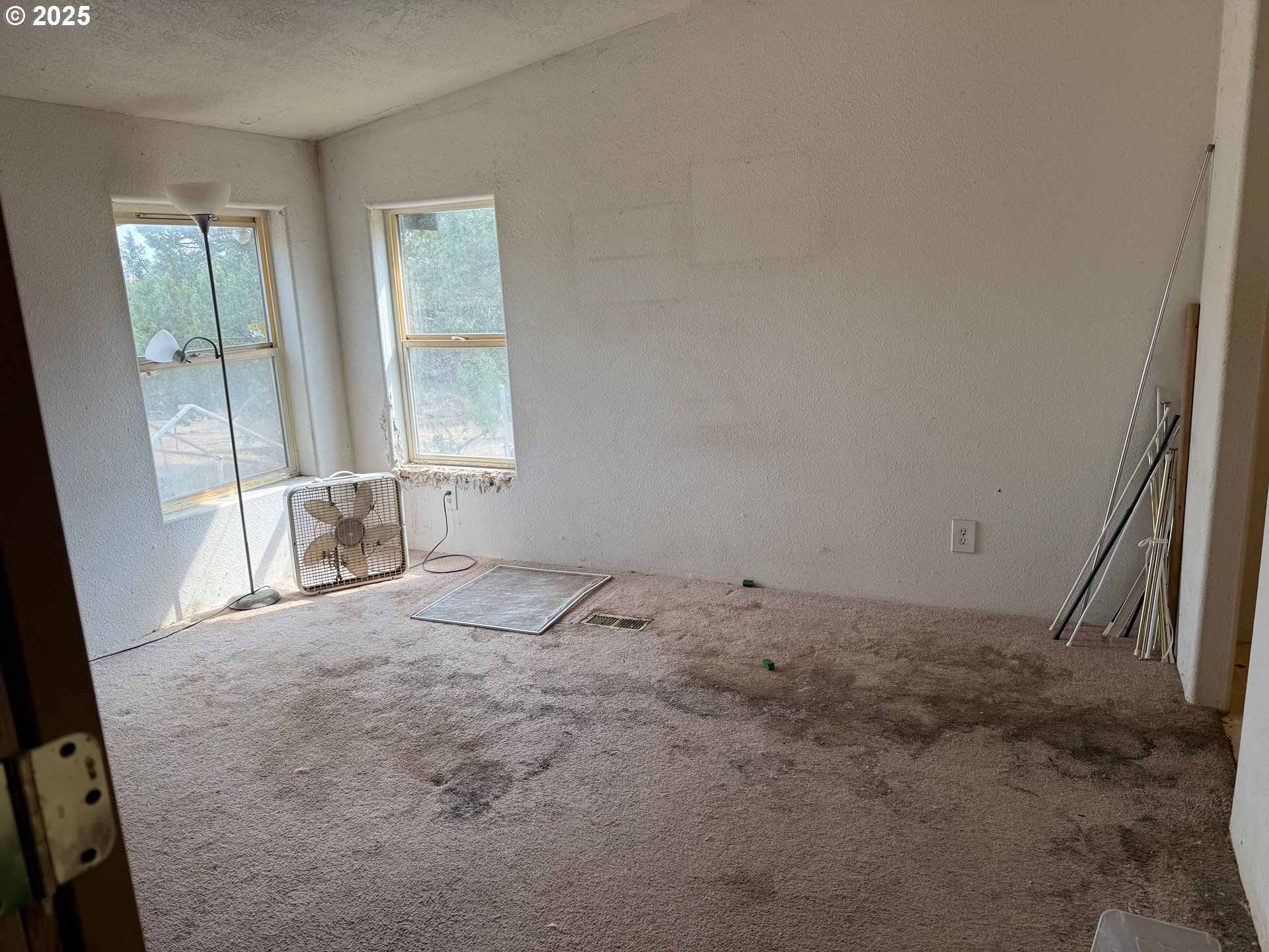9071 Southwest Sand Ridge Road Terrebonne, OR 97760 - Photo 14 of 40 an empty room with windows