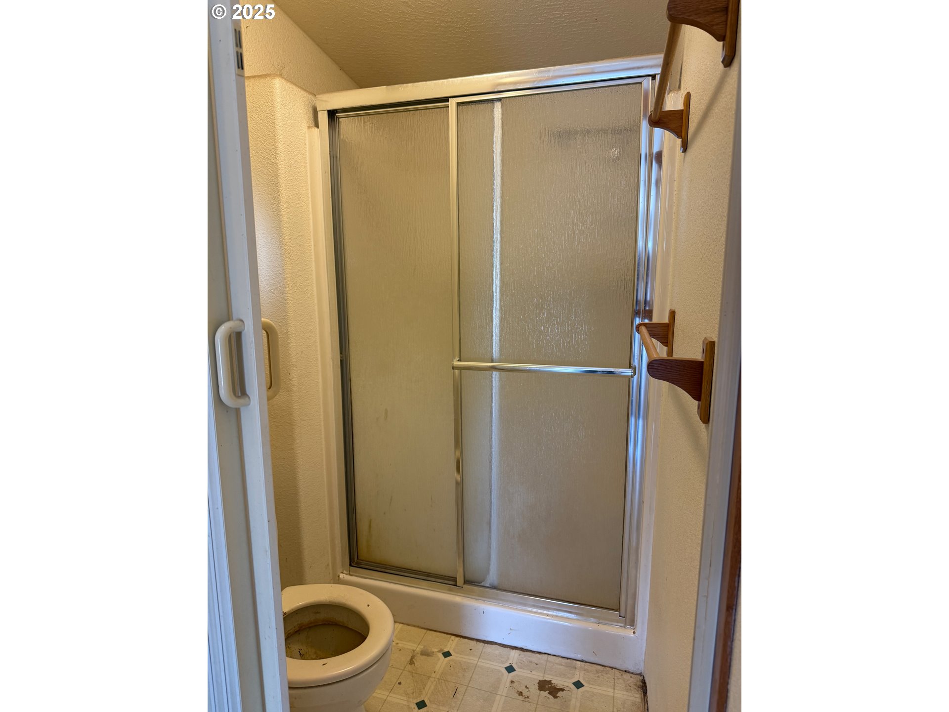 9071 Southwest Sand Ridge Road Terrebonne, OR 97760 - Photo 17 of 40 a bathroom with a shower and a sink
