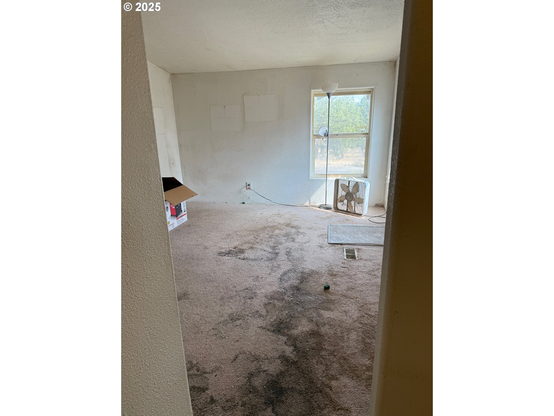 9071 Southwest Sand Ridge Road Terrebonne, OR 97760 - Photo 19 of 40 a bathroom with a bathtub and a shower