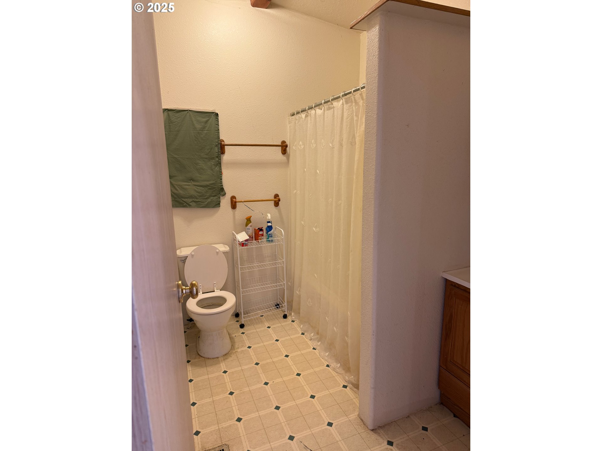 9071 Southwest Sand Ridge Road Terrebonne, OR 97760 - Photo 21 of 40 a bathroom with a toilet and a shower