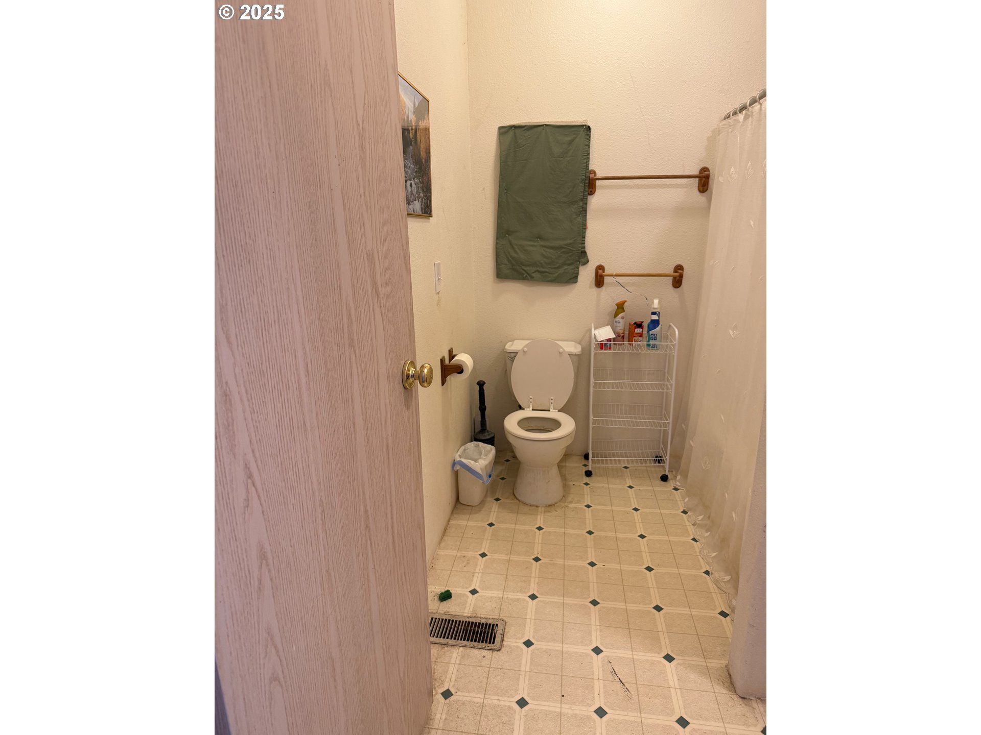 9071 Southwest Sand Ridge Road Terrebonne, OR 97760 - Photo 24 of 40 a bathroom with a toilet and a mirror