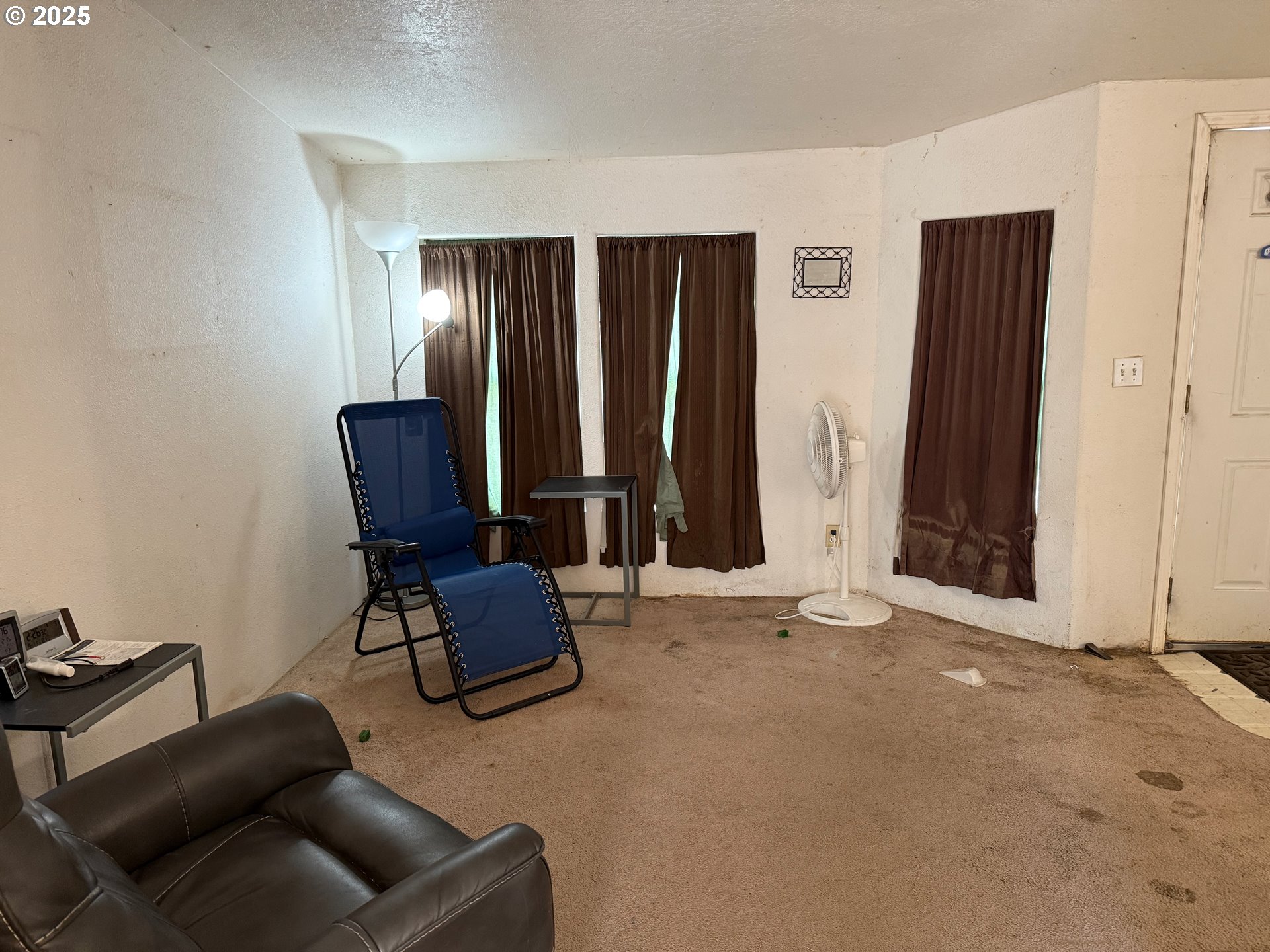 9071 Southwest Sand Ridge Road Terrebonne, OR 97760 - Photo 30 of 40 a living room with furniture
