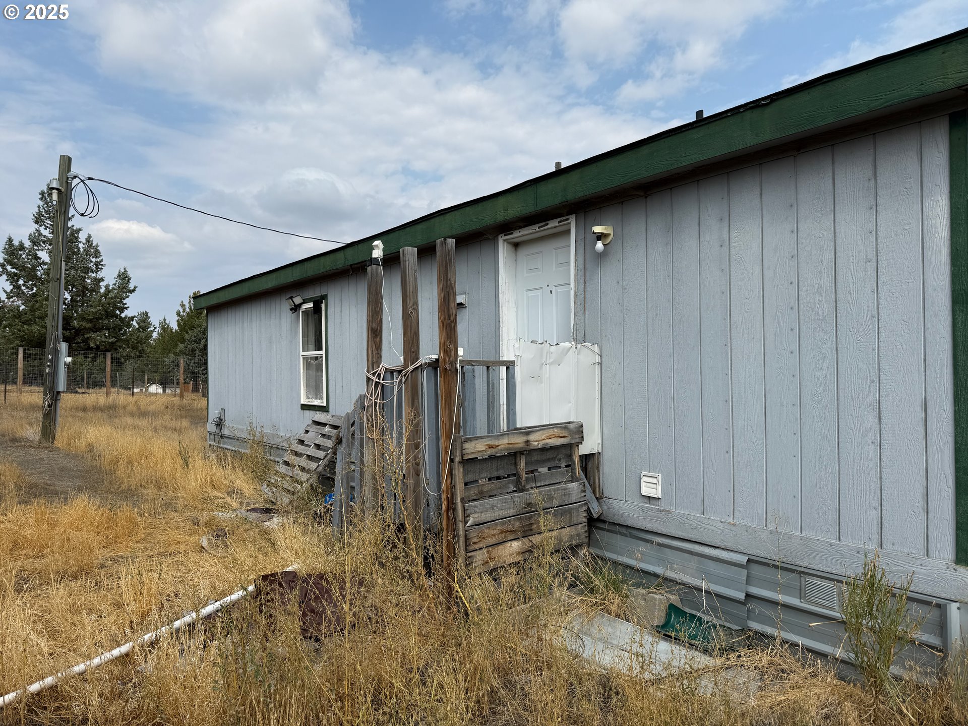 9071 Southwest Sand Ridge Road Terrebonne, OR 97760 - Photo 3 of 40 a backyard of a house