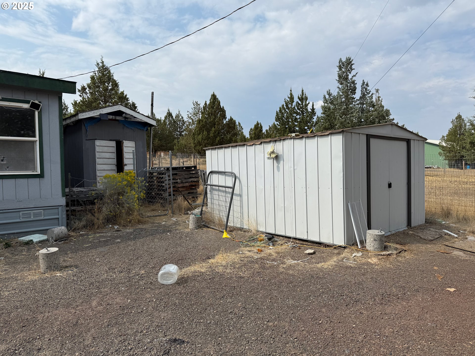 9071 Southwest Sand Ridge Road Terrebonne, OR 97760 - Photo 33 of 40 a backyard of a house