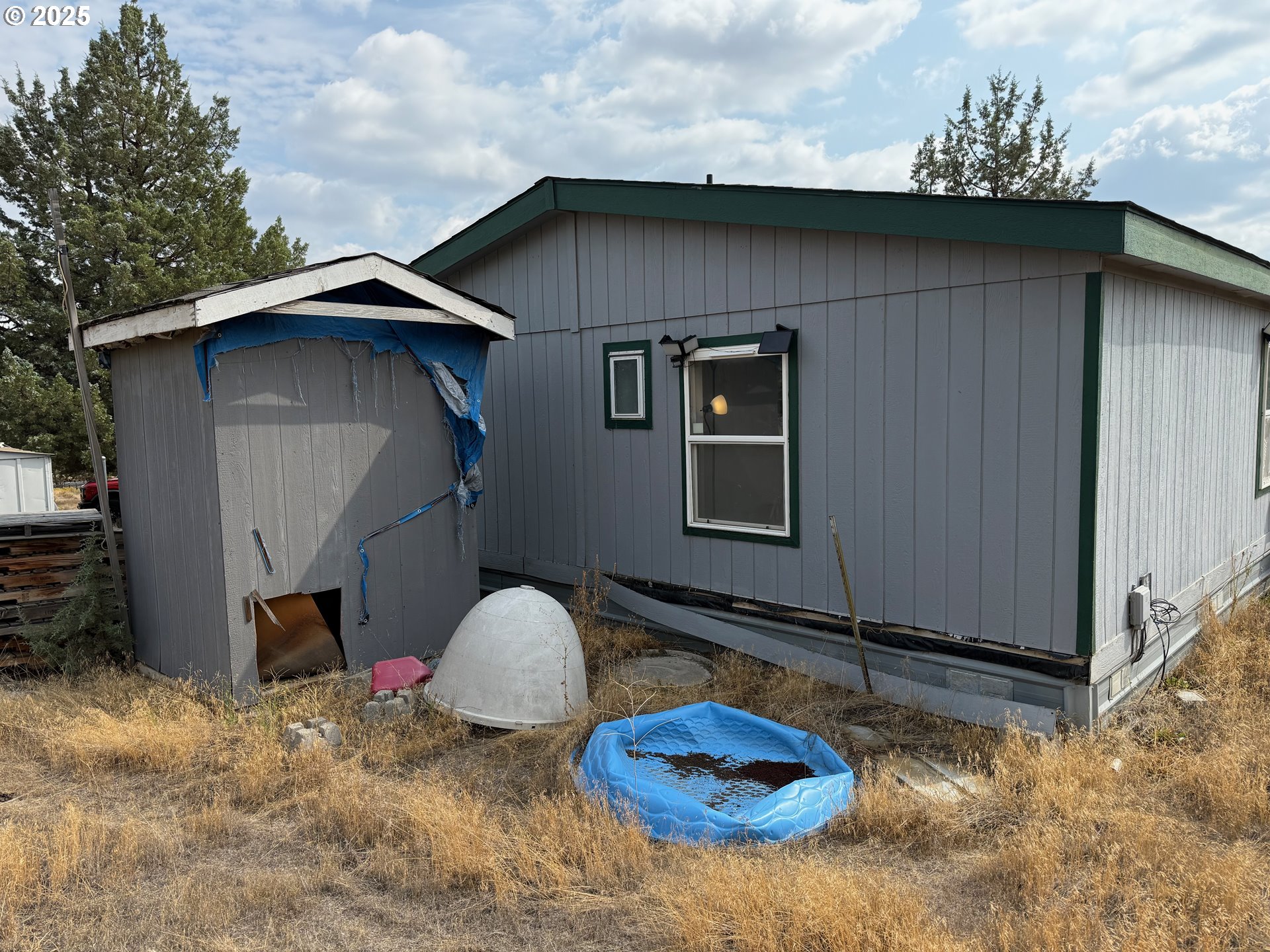 9071 Southwest Sand Ridge Road Terrebonne, OR 97760 - Photo 36 of 40 a backyard of a house