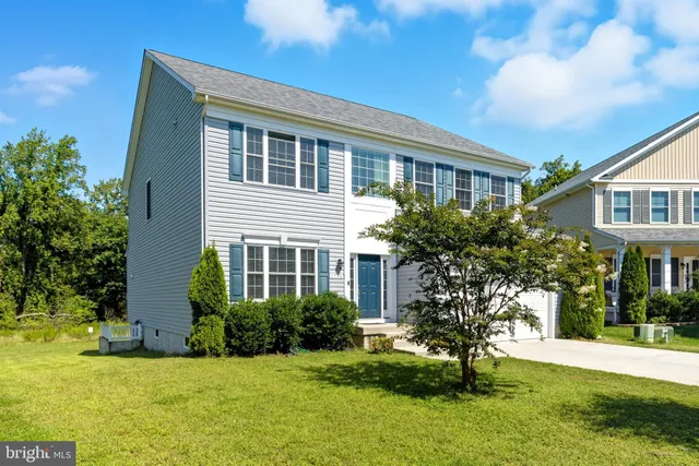 a view of house with a yard