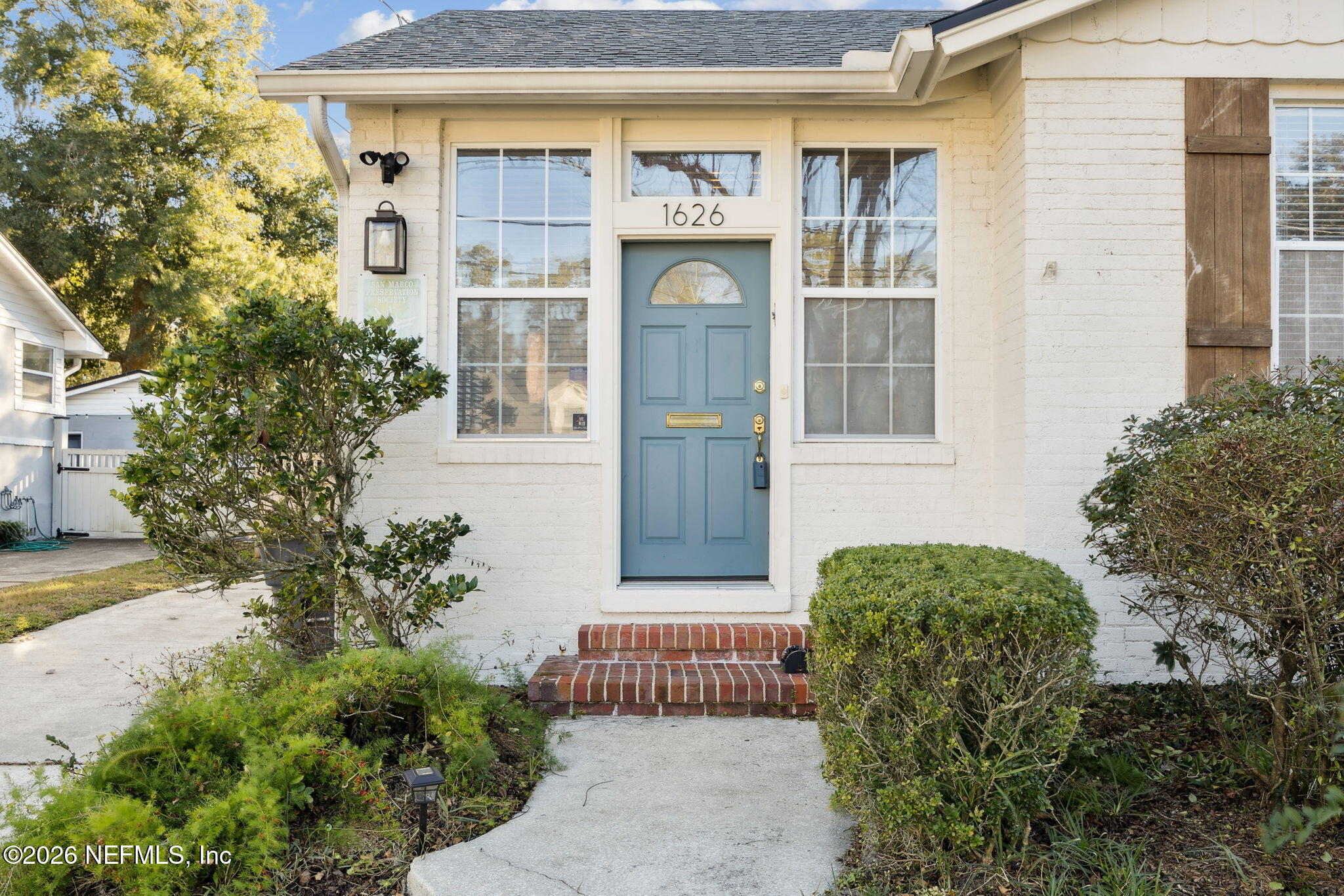 1626 Brookwood Road Jacksonville, FL 32207 - Photo 3 of 98 a front view of a house with a garden