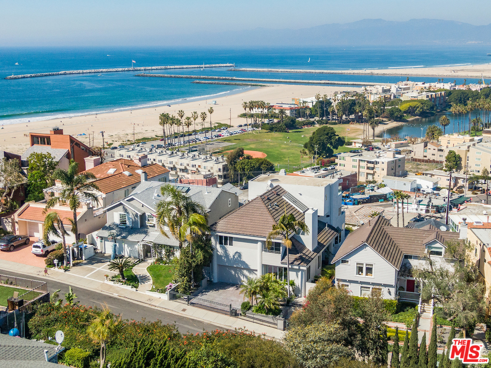 227 Fowling Street Playa del Rey, CA 90293 - Photo 4 of 51