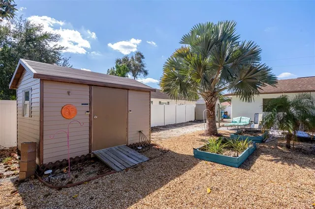 a view of a backyard