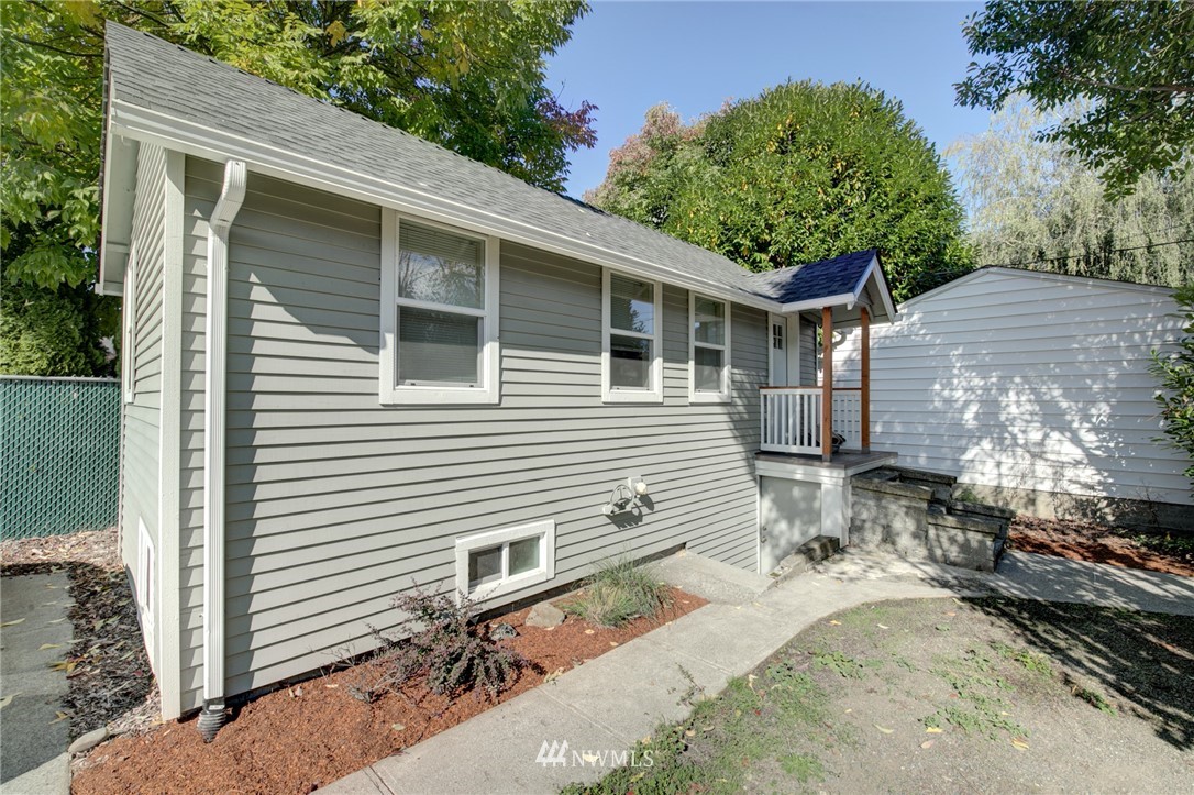 121 Logan Avenue South Renton, WA 98057 - Photo 21 of 25 a house view with a outdoor space