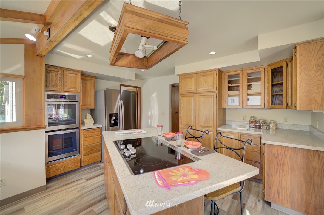121 Logan Avenue South Renton, WA 98057 - Photo 9 of 25 a view of a dining room with furniture