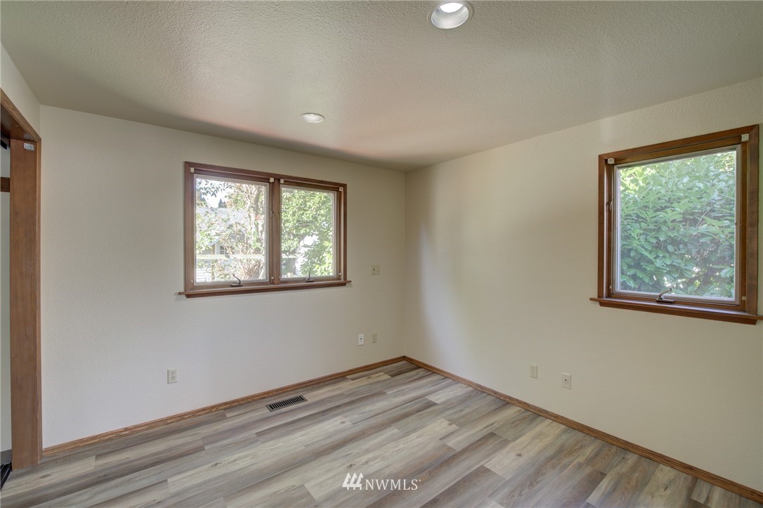 121 Logan Avenue South Renton, WA 98057 - Photo 10 of 25 an empty room with a window