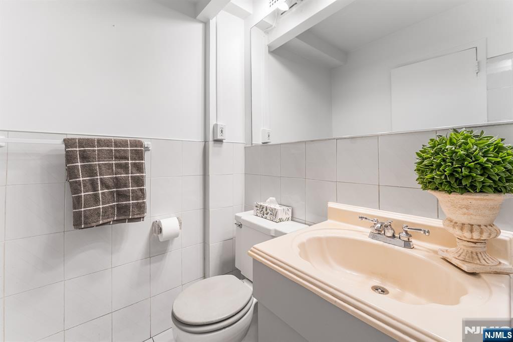 1375 River Road, Unit 1K Edgewater, NJ 07020 - Photo 13 of 27 a bathroom with a sink a toilet and shower