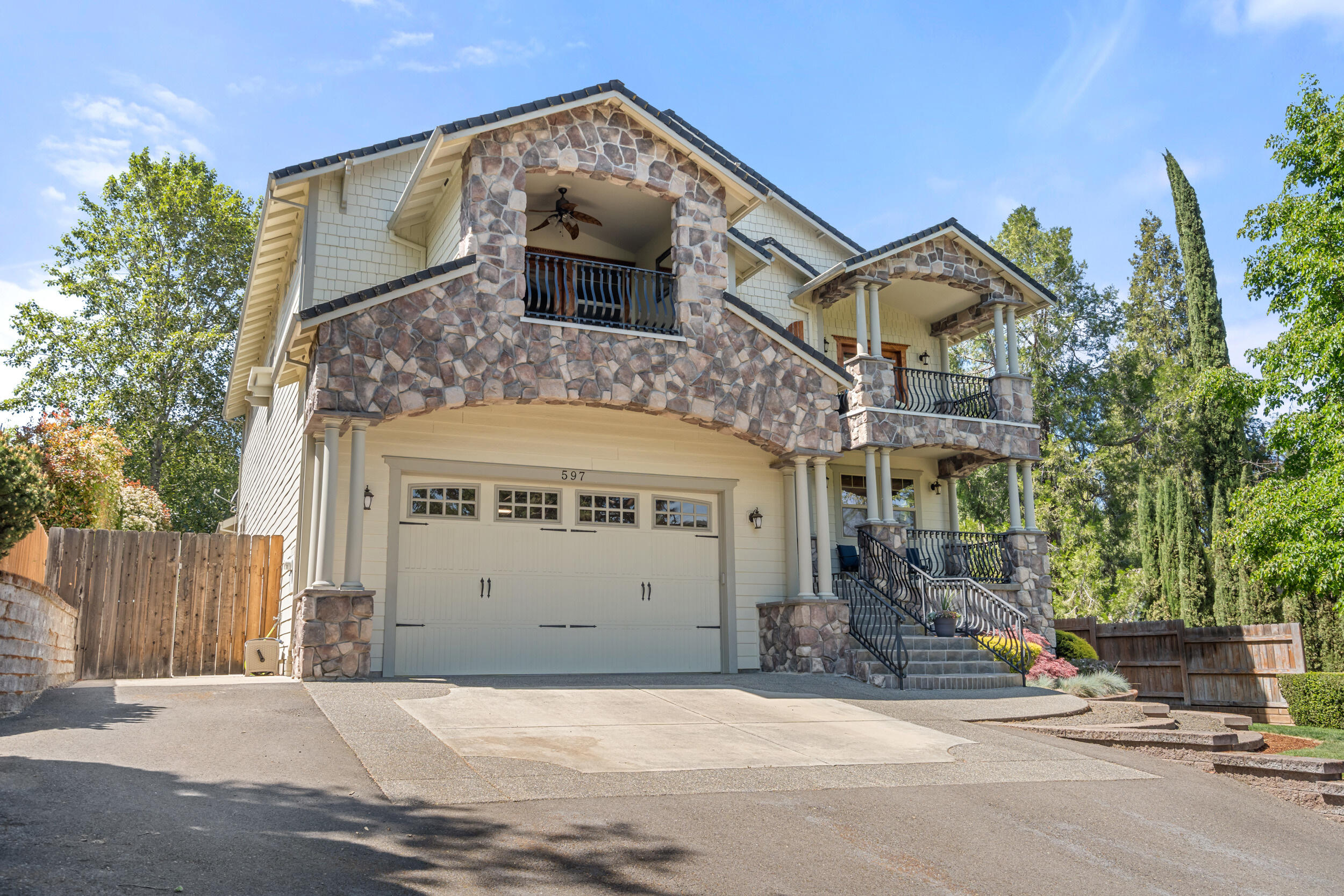 597 Pierce Road Medford, OR 97504 - Photo 4 of 88