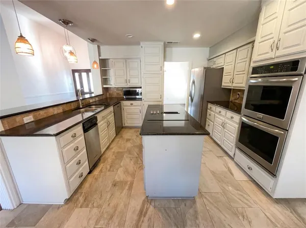 $450,000 | 401 Kenshire Drive, Benbrook, TX 76126