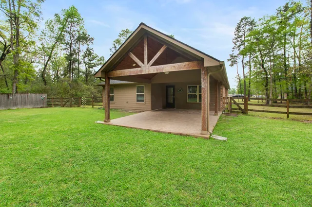 a view of a house with backyard and a backyard