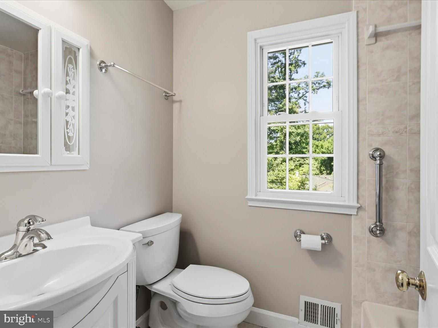 4410 Guinea Road Fairfax, VA 22032 - Photo 37 of 59 Upper Level Hall Bathroom