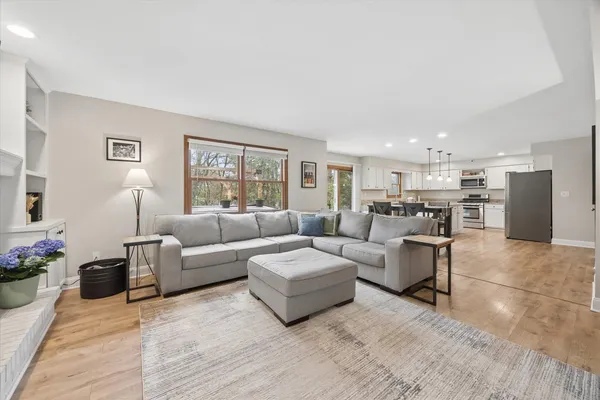 $585,000 | 395 Southampton Drive, Geneva, IL 60134