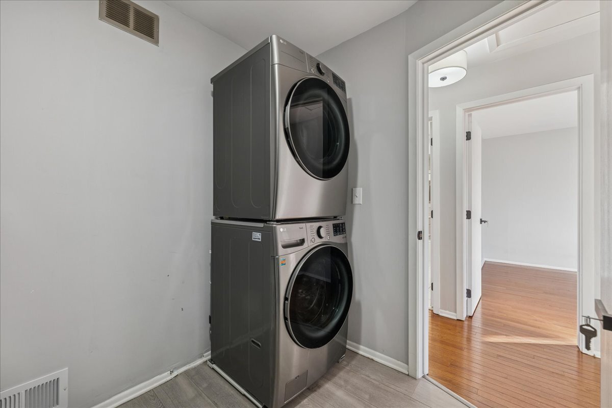 3120 Antelope Springs Road Northbrook, IL 60062 - Photo 20 of 27 a utility room with dryer and washer