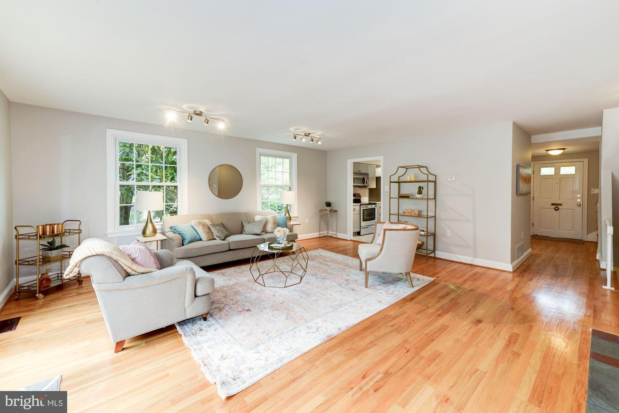 6317 Fort Hunt Road Alexandria, VA 22307 - Photo 11 of 41 Living/Dining Room