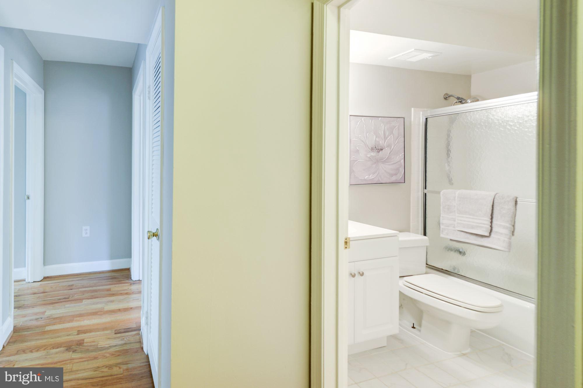 6317 Fort Hunt Road Alexandria, VA 22307 - Photo 16 of 41 Upper Level Interior/Hall Bath