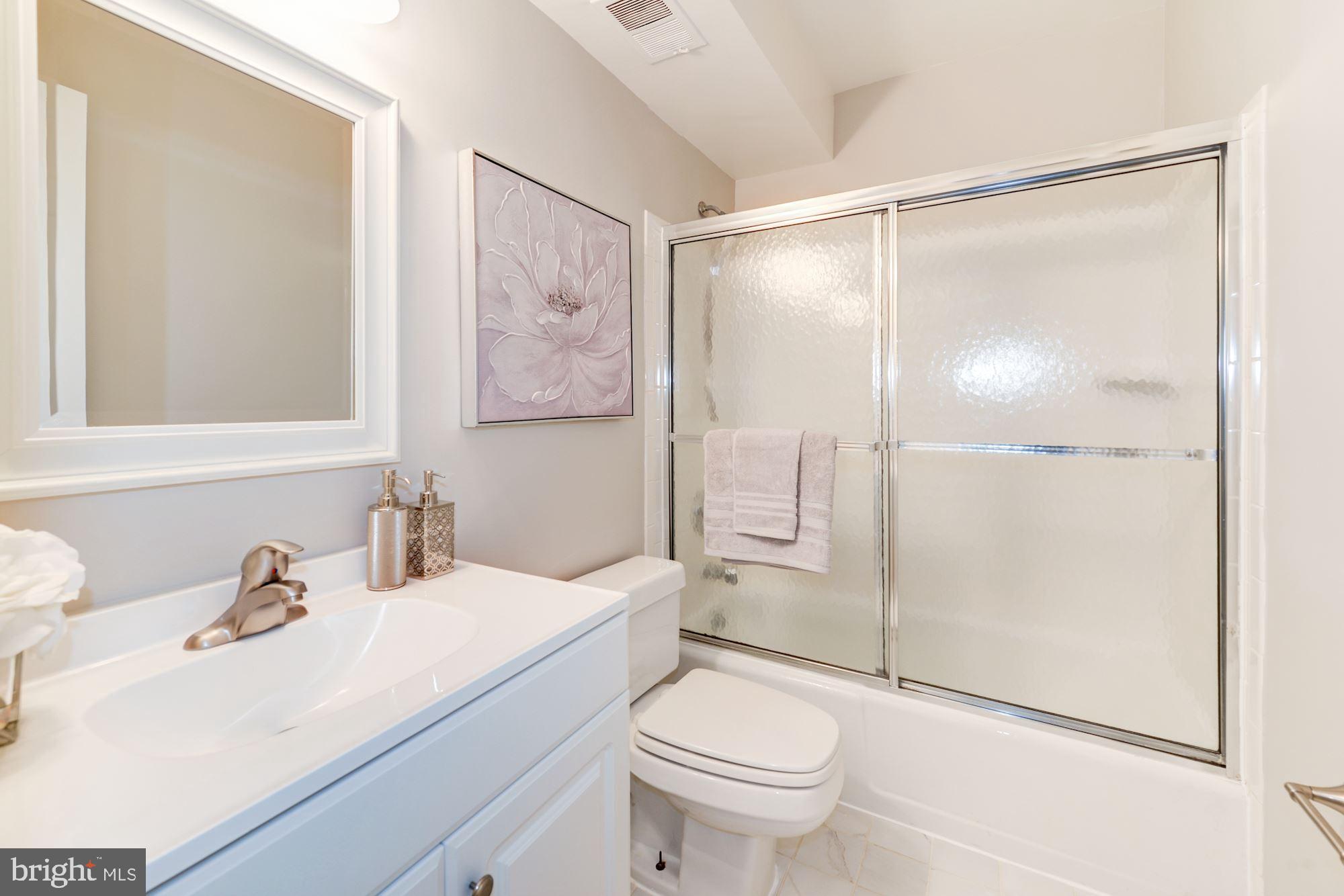 6317 Fort Hunt Road Alexandria, VA 22307 - Photo 17 of 41 Hall Bath