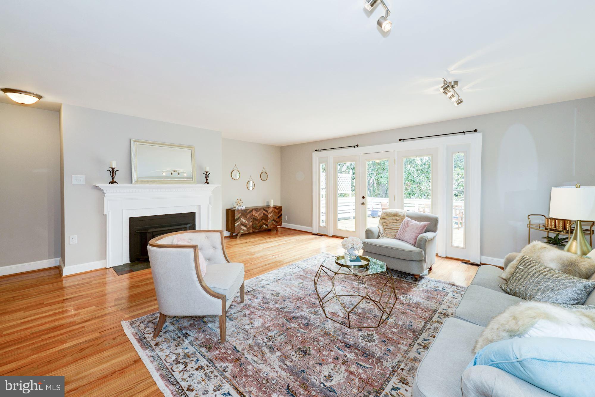6317 Fort Hunt Road Alexandria, VA 22307 - Photo 9 of 41 Living/Dining Room