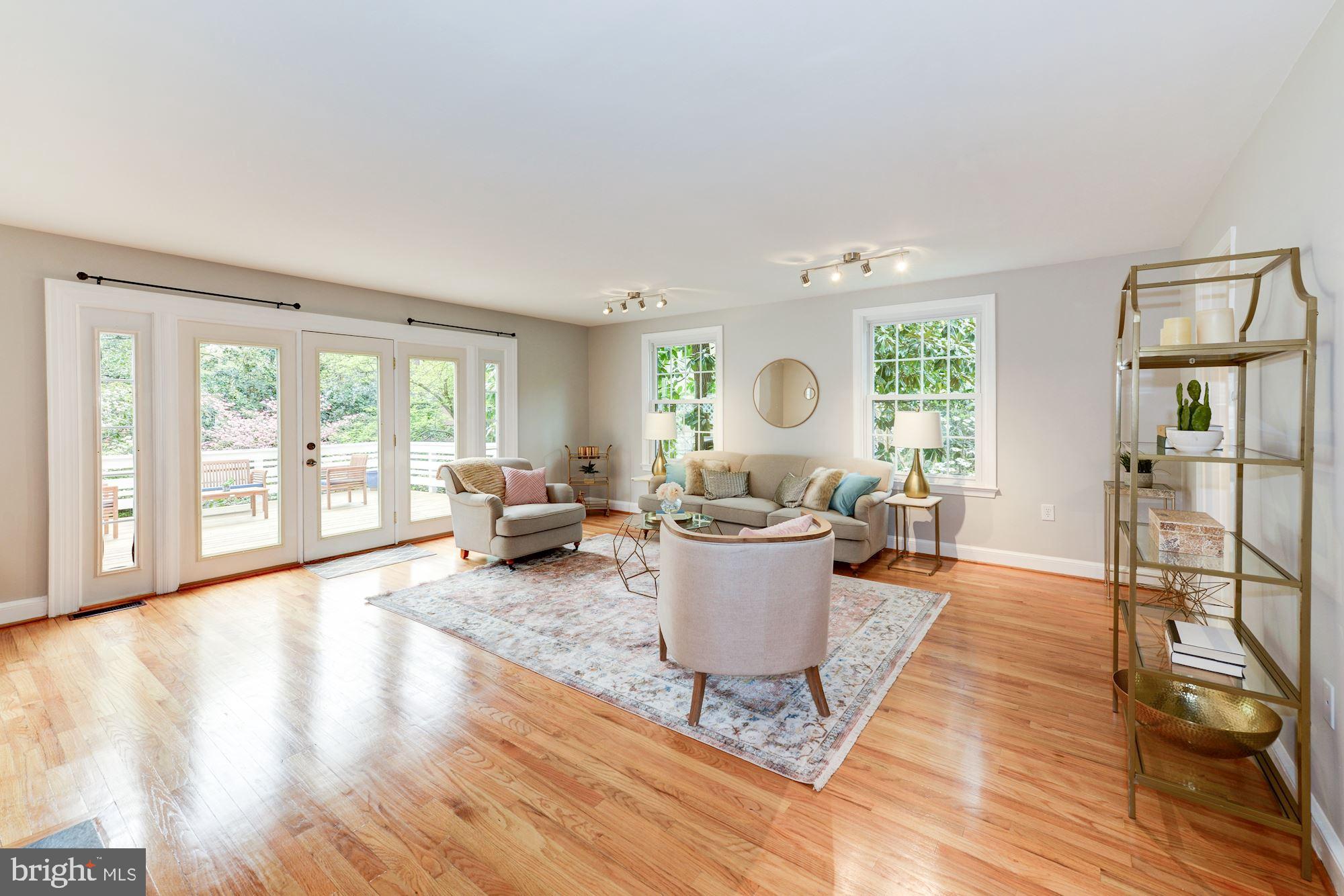 6317 Fort Hunt Road Alexandria, VA 22307 - Photo 10 of 41 Living/Dining Room
