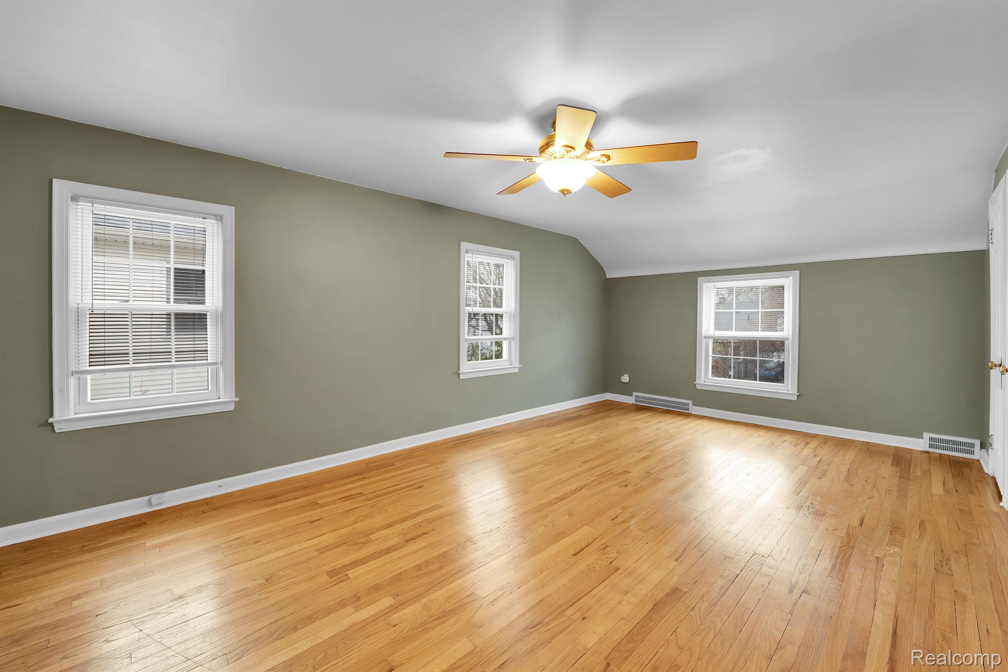 909 Columbia Road Berkley, MI 48072 - Photo 23 of 28 Gallery Image 23