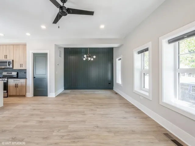 $4,400 | 1607 West Waveland Avenue, Unit 1S, Chicago, IL 60613