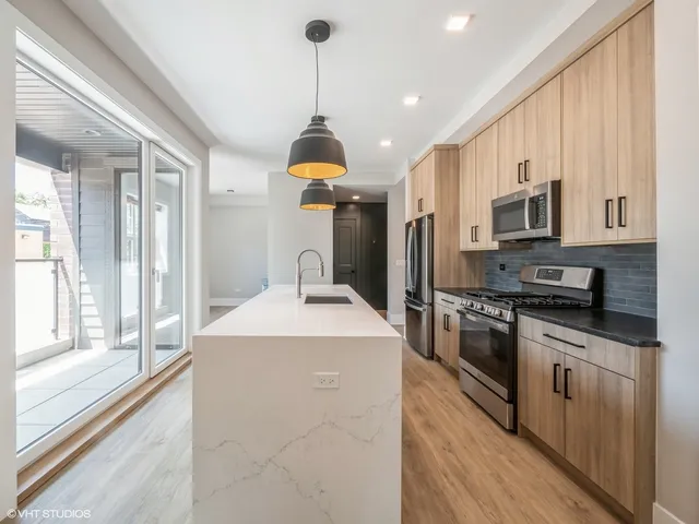 $4,400 | 1607 West Waveland Avenue, Unit 1S, Chicago, IL 60613