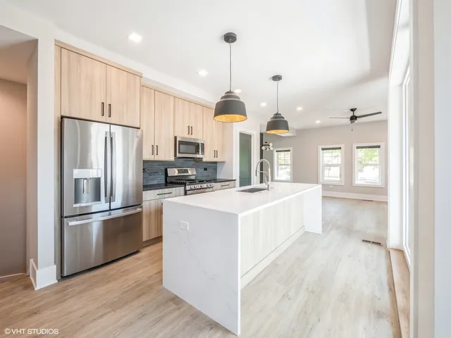 $4,400 | 1607 West Waveland Avenue, Unit 1S, Chicago, IL 60613