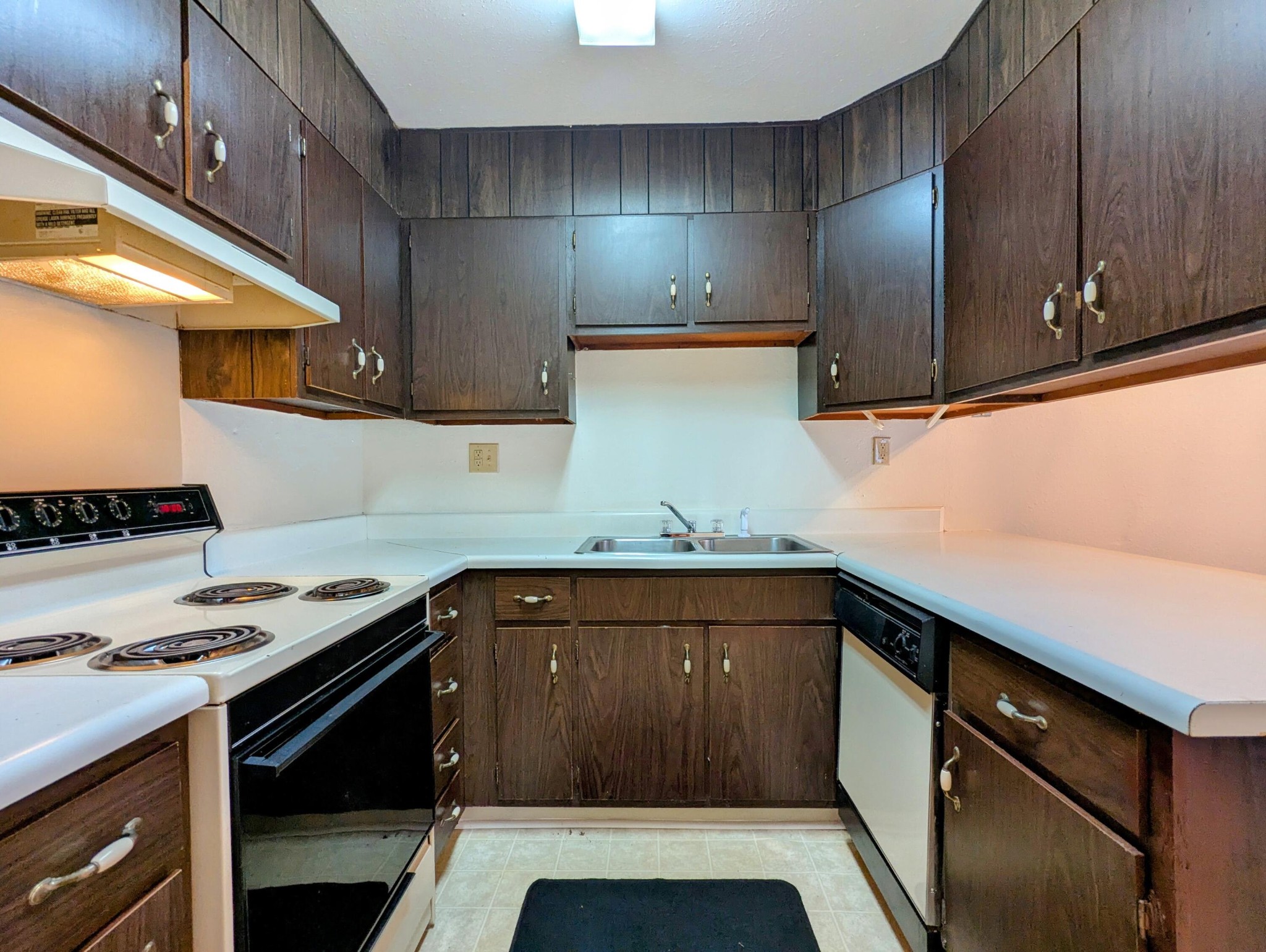 900 Mountain Creek Road, Unit 38 Chattanooga, TN 37405 - Photo 6 of 14 a kitchen with granite countertop a stove and a cabinets