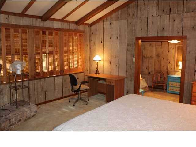 255 Garfield Street Santa Rosa Beach, FL 32459 - Photo 25 of 26 a workspace with furniture and window