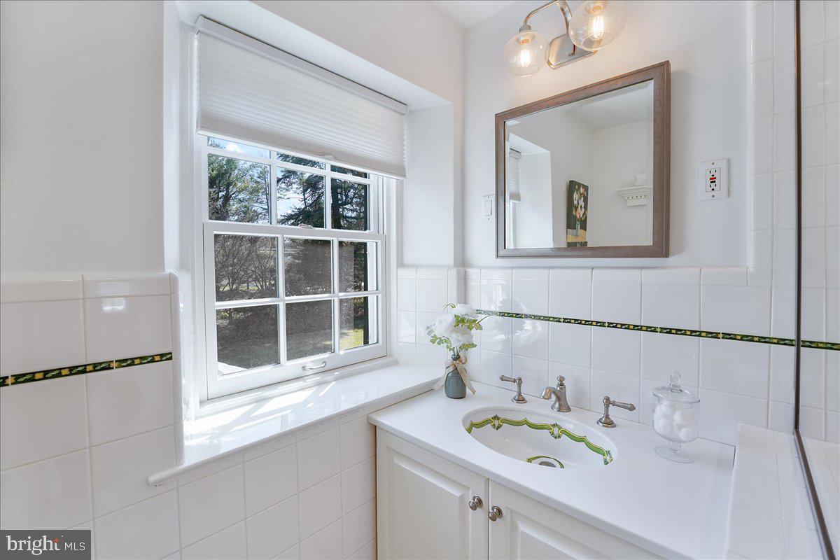 101 East Brookhaven Road Wallingford, PA 19086 - Photo 33 of 67 Second Floor Hall Bathroom