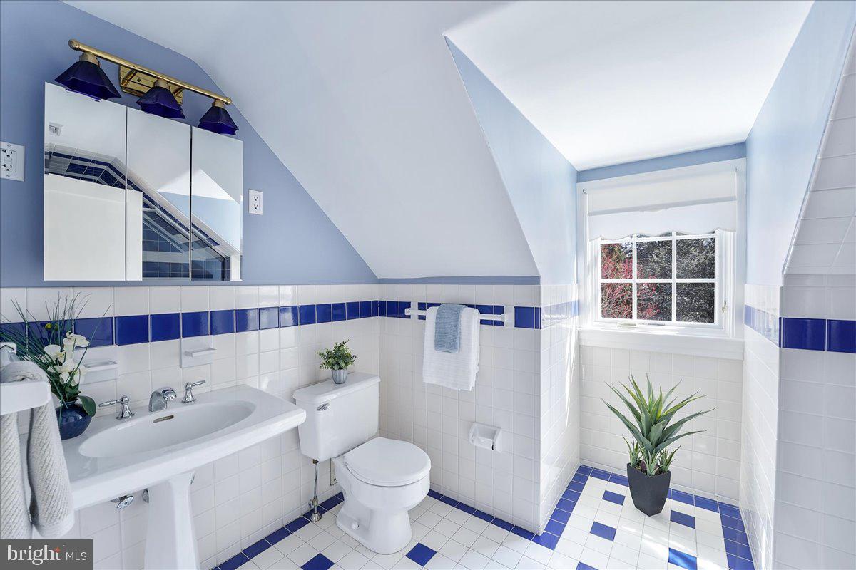 101 East Brookhaven Road Wallingford, PA 19086 - Photo 38 of 67 Third Floor Hall Bathroom