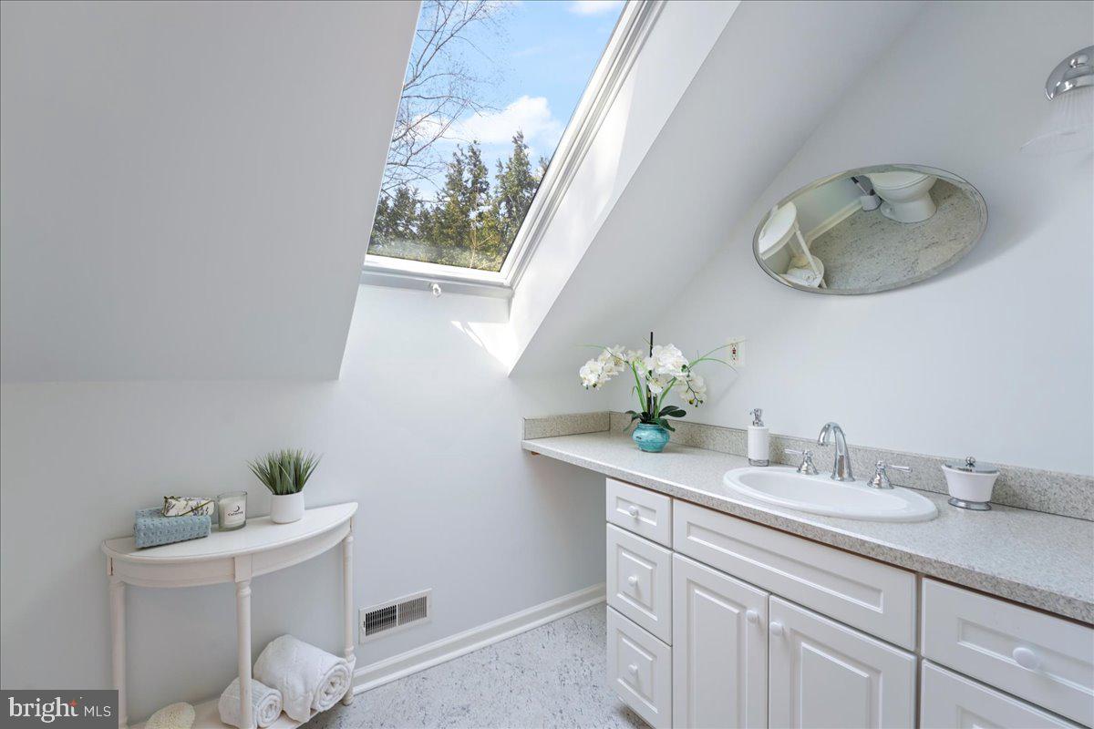 101 East Brookhaven Road Wallingford, PA 19086 - Photo 49 of 67 Carriage House Full Bathroom