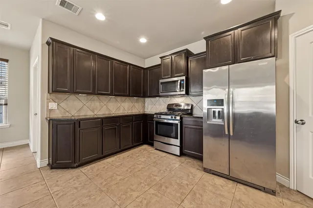 $2,700 | 706 Fairway Drive, La Porte, TX 77571