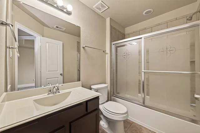 $2,700 | 706 Fairway Drive, La Porte, TX 77571